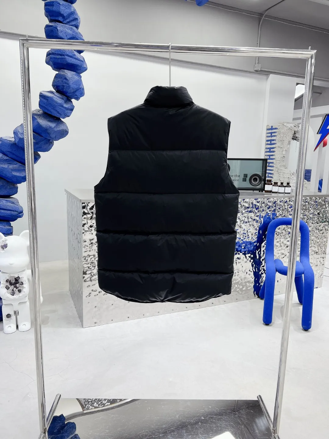 P480 𝗖𝗔𝗡𝗔𝗗𝗔 𝗚𝗢𝗢𝗦𝗘/Canada Goose White Label Glacier Vest Down Jacket Freestyle Vest THEICON This excellent down-filled vest can be freely layered with a variety of clothes, making it a favorite during the changing seasons. It's classic, versatile and provides excellent warmth. The Northern Lights capsule collection is reimagined in rich tones inspired by the stunning colors of Canada's north. The Glacial Haze capsule collection is revamped with a striking and layered color palette that evokes the feeling of being caught in the mist surrounding icebergs and glaciers. The top original replica version refers to the highest version in China (there is no one) (it is a piece of craftsmanship to make a piece of clothing that is ZP when placed in the counter) 1⃣ Made of original custom-made double plain 9500-100% nylon nylon fabric, windproof, waterproof and stain-resistant 2⃣ Filled with national standard Guangzhou Inspection white duck down, the amount of down is more than twice that of ordinary goods.  3⃣The zipper is customized from Yoshida YKK factory, with clear engraving and perfect and smooth texture. 4⃣Collar label, armband, back label, hangtag, complete anti-counterfeiting mark. Color: black, white, mood blue, melted water blue, graphite gray, purple. Size: XS S M L XL XXL